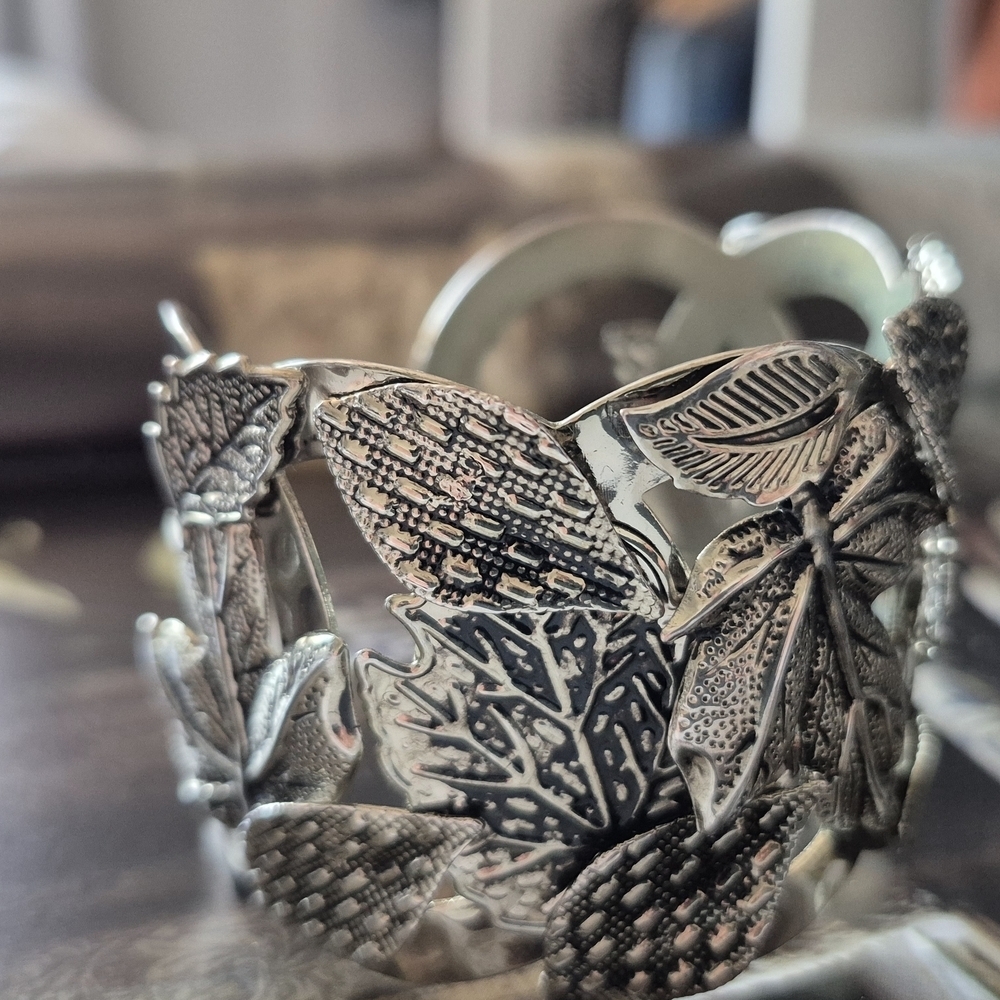 Silver Tone Bracelet With Leaves Motif - Picture 2 of 6